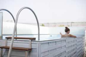 City Apartment with heated rooftop Pool